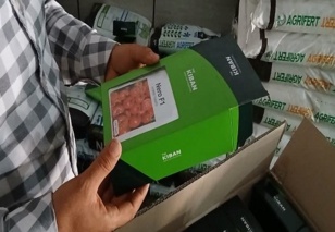 نمونه‌برداری از بذر سنواتی وارداتی (گوجه فرنگی رقم Nero F۱)