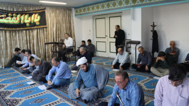 برگزاری مراسم زیارت عاشورا به مناسبت درگذشت پدر همکار