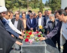 ادای احترام به مقام شامخ شهدا در پارس آباد و تجلیل دکتر غلامرضا گل‌محمدی از خانواده شهدا با حضور مسئولان استانی و شهرستانی در پارس‌آباد
