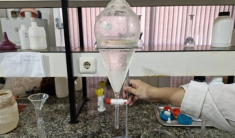 آثار آلودگی مشکوک به مواد نفتی در سه محدوده ساحلی قشم بررسی شد
