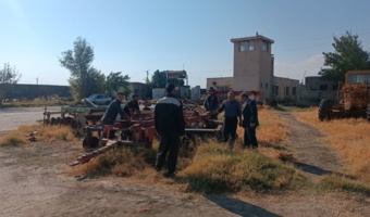آماده‌سازی ادوات و تجهیزات برای کشت ۱۸۰ هکتار گندم در ایستگاه تحقیقات کشاورزی میاندوآب