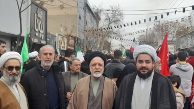 شرکت حجت الاسلام غلامی، مسئول دفتر نمایندگی ولی فقیه در مرکز تحقیقات و آموزش کشاورزی و منابع طبیعی استان تهران و همکاران مرکز در راهپیمایی یوم الله ۲۲ بهمن
