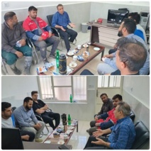 نشست صمیمانه رئیس مرکز تحقیقات و آموزش کشاورزی و منابع طبیعی خوزستان با کارگران روزمزد مزرعه