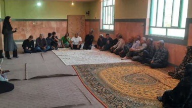 برگزاری کارگاه آموزشی تخصصی مبارزه با آفات و بیماری‌های زعفران و گیلاس در روستای وامنان با همت محققین مرکز تحقیقات و آموزش گلستان