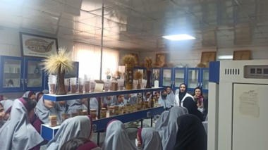 بازدید دانش‌آموزان پایه ششم دبستان دخترانه پیمان اراک از مرکز تحقیقات و آموزش کشاورزی و منابع طبیعی استان مرکزی