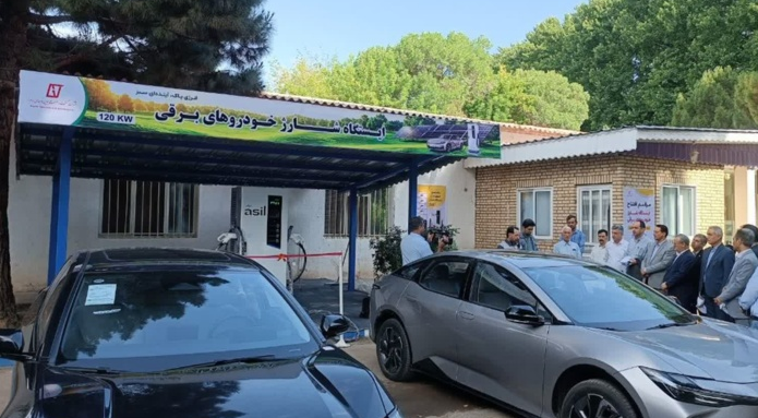 افتتاح ایستگاه شارژ خودروهای برقی و رونمایی از ۱۲ خودروی الکتریکی