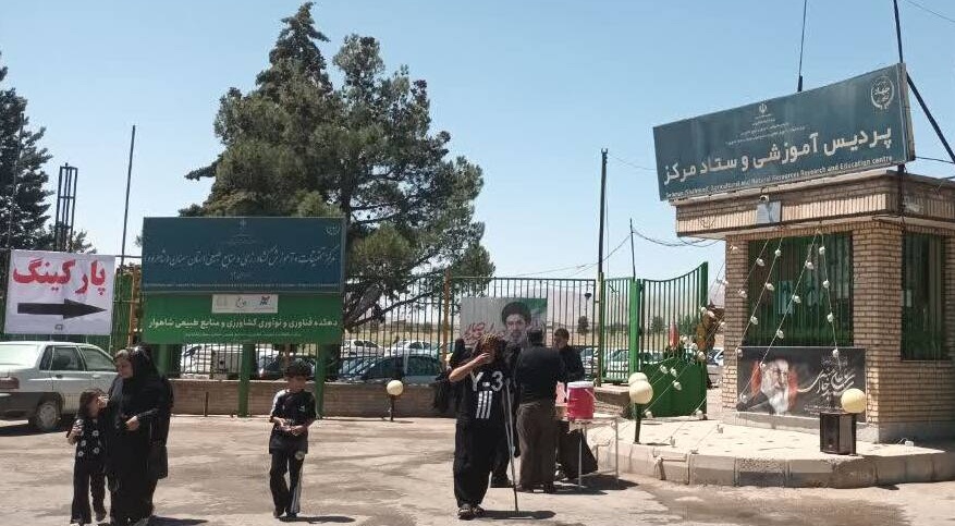 خدمت‌رسانی به زائران جامانده اربعین در شاهرود با مشارکت همکاران مرکزسمنان(شاهرود)