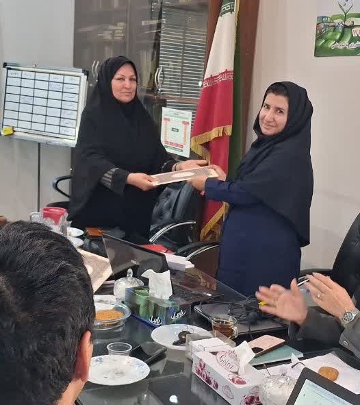 لوح تقدیر رئیس سازمان جهاد کشاورزی استان فارس به محققین مرکز تحقیقات و آموزش کشاورزی و منابع طبیعی استان فارس اهدا شد