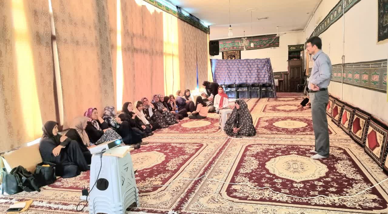 برگزاری کلاس آموزشی فراوری محصولات خانگی در روستای صالحآباد زیر استاق