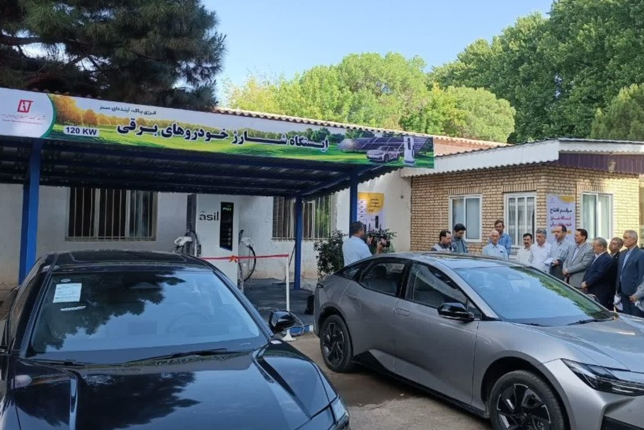 افتتاح ایستگاه شارژ خودروهای برقی و رونمایی از ۱۲ خودروی الکتریکی