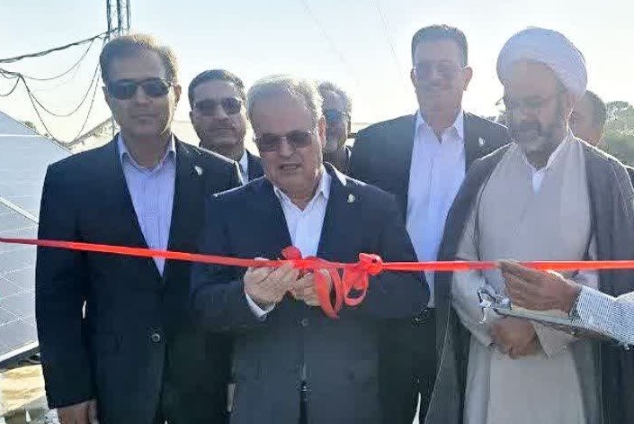 افتتاح پنل خورشیدی ۲۰ کیلو واتی در سفر معاون وزیر و رئیس سازمان تات به استان اصفهان