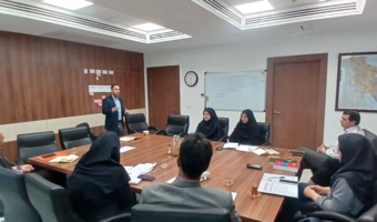 دومین جلسه «میز بازار بهینه‌سازی» در دفتر امور اقتصادی با حضور مدیرکل دفتر امور اقتصادی، معاونین دفتر، دبیر کمیته بهره‌وری، کارشناسان ارشد معاونت‌های تخصصی و نماینده بورس انرژی ایران برگزار شد.