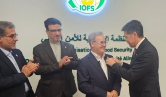 اهدای نشان سازمان اسلامی امنیت غذایی به رئیس سازمان تات