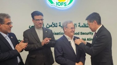اهدای نشان سازمان اسلامی امنیت غذایی به رئیس سازمان تات