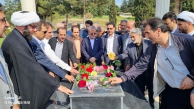 گزارش تصویری/ ادای احترام به مقام شامخ شهدا و تجلیل دکتر غلامرضا گل‌محمدی از خانواده شهدا با حضور مسئولان استان اردبیل در پارس‌آباد