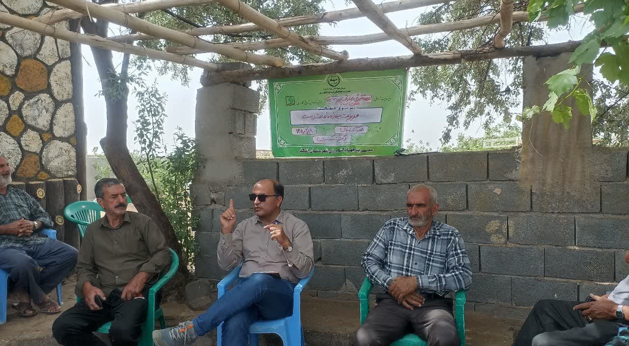 دوره آموزشی دو روزه مدیریت بهاره باغات پسته در روستای صدر آباد شهرستان اشکذر